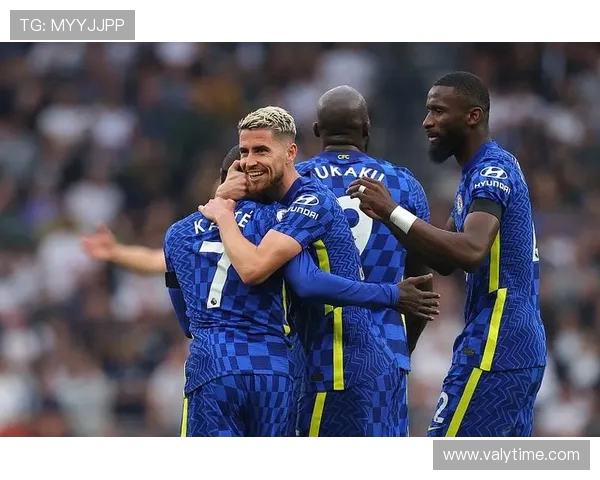 南京足球队强势领跑联赛积分榜以52分领先其他球队争夺冠军荣耀