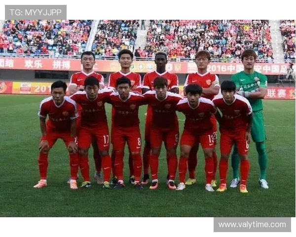 武汉篮球队在世界杯积分榜上以81分稳居第一名，展现强劲实力